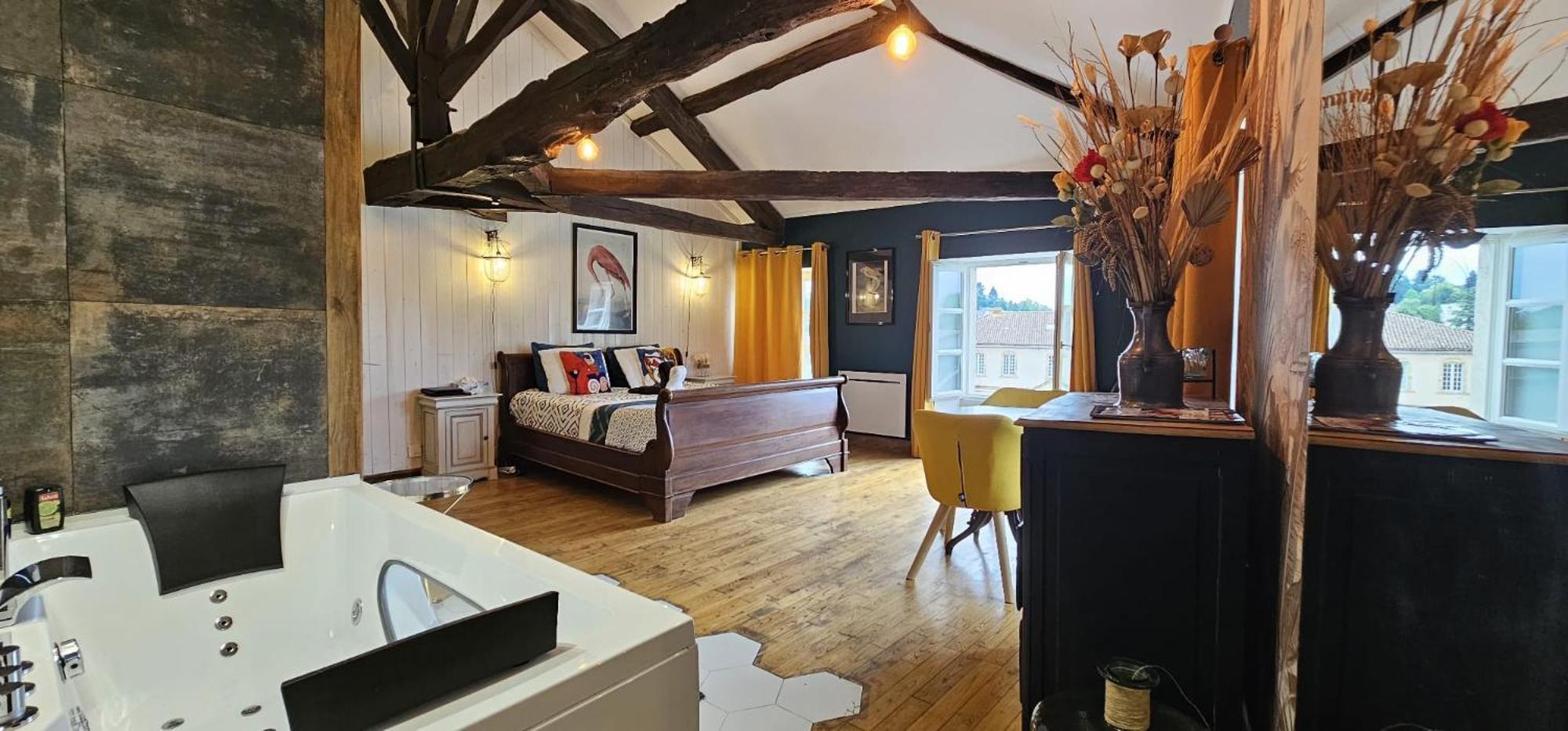 Suite Penthouse Romantique, Confolens, Charente Exterior photo